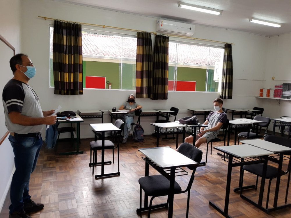 Governo de SC apresenta proposta de Plano de Vacinação para profissionais da educação