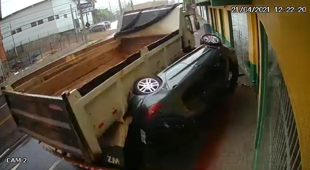 Vídeo: caminhão caçamba desliza na Rua Bahia e atinge carro estacionado