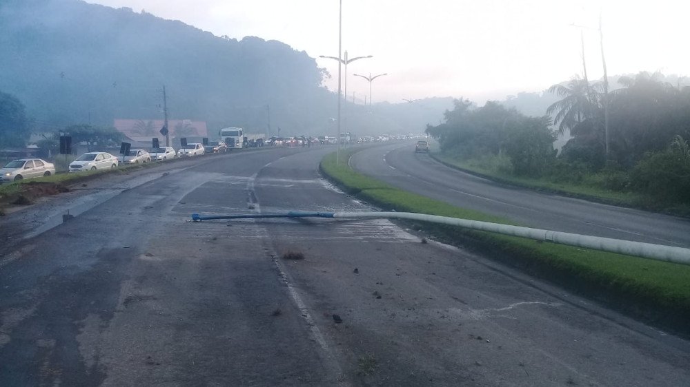Queda de poste interdita trânsito e causa lentidão na Via Expressa de Blumenau