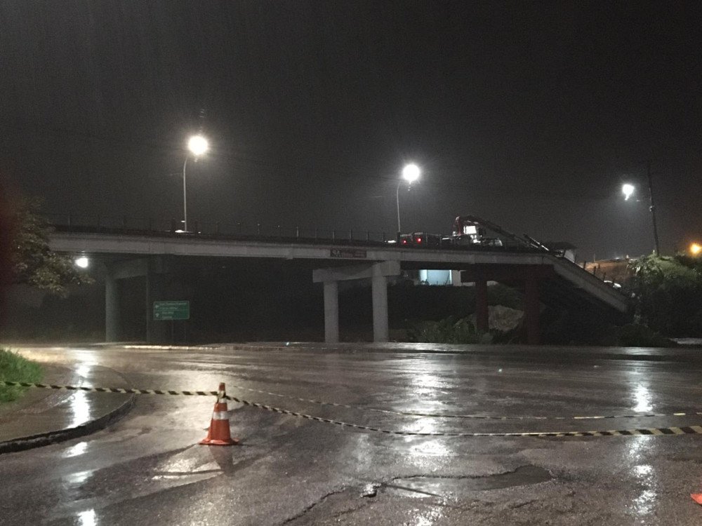 Vídeo: técnicos vão avaliar se obra interferiu na queda da cabeceira da ponte