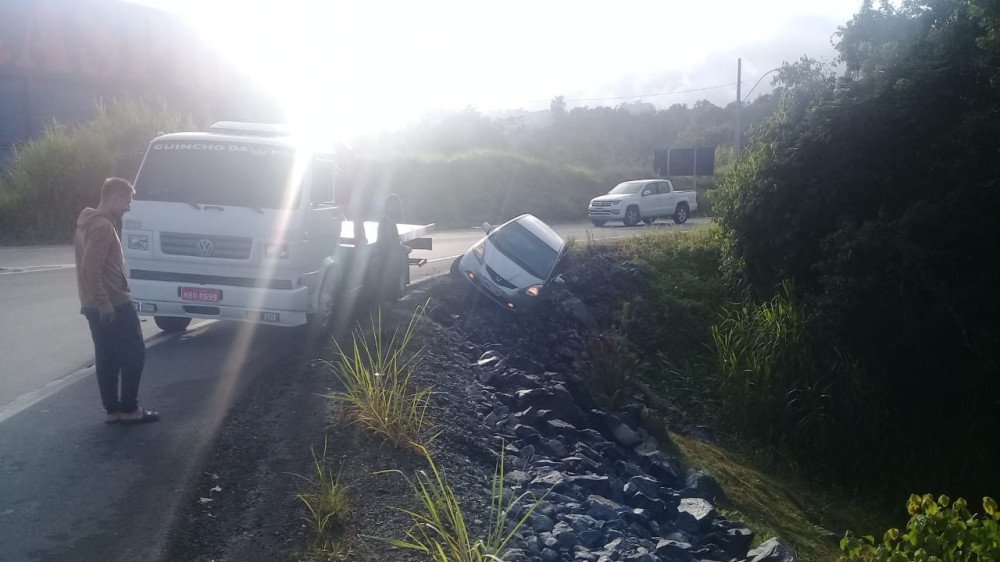 Carro fica pendurado em barranco após motorista evitar acidente em Blumenau