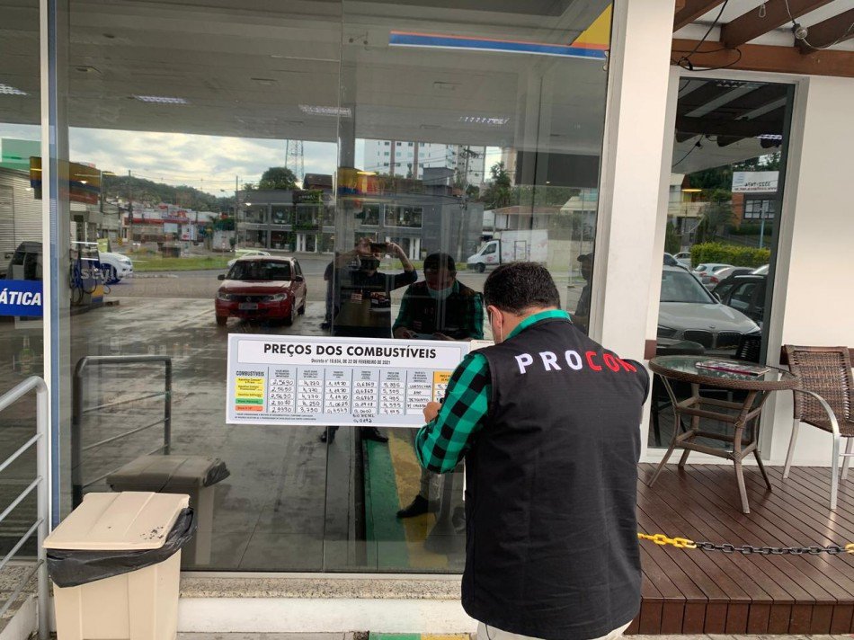Procon fiscaliza transparência nos postos de combustíveis de Blumenau