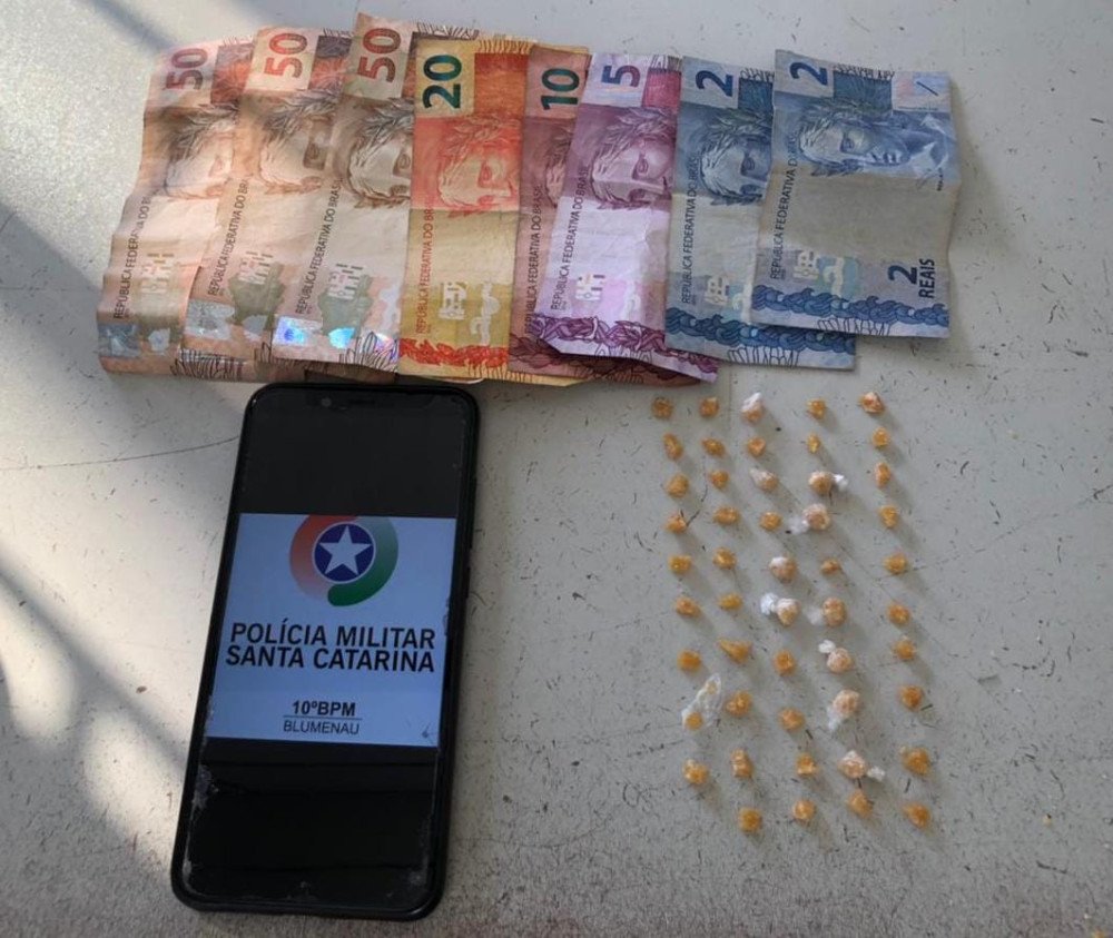 Menor admite vender droga na chamada crackolândia do bairro Itoupavazinha