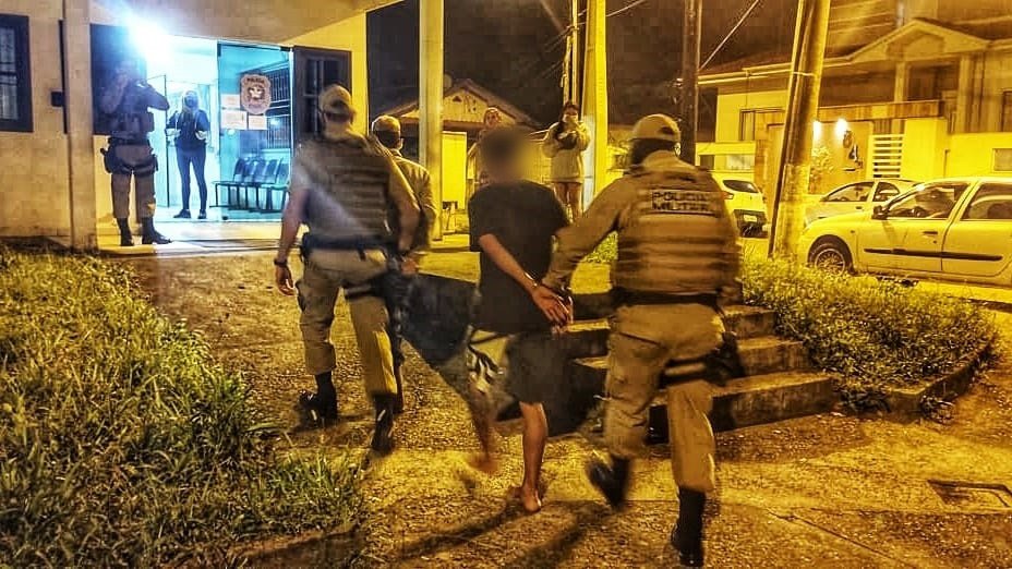 Trio é preso momentos após cometer assalto a mão armada em Blumenau