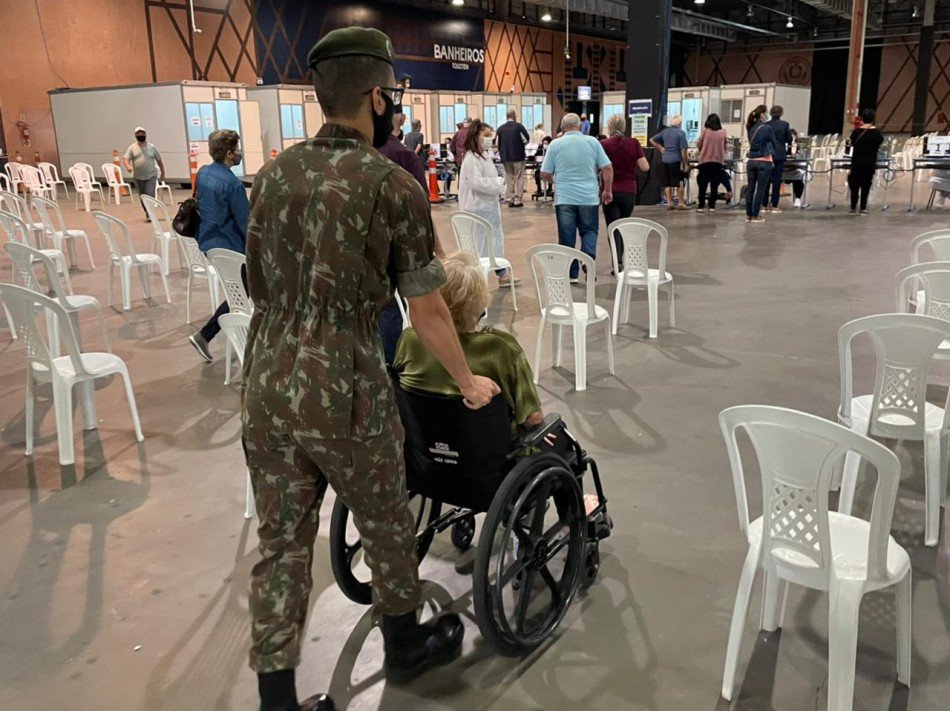 Covid-19: militares do 23º BI auxiliam na campanha de vacinação em Blumenau