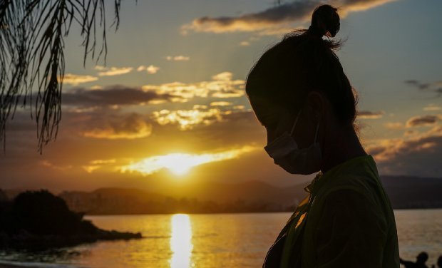Novo decreto libera permanência em praias e muda horário de bares e restaurantes