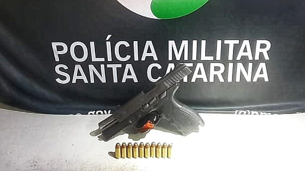 PM encontra pistola carregada com motociclista no bairro Ponta Aguda