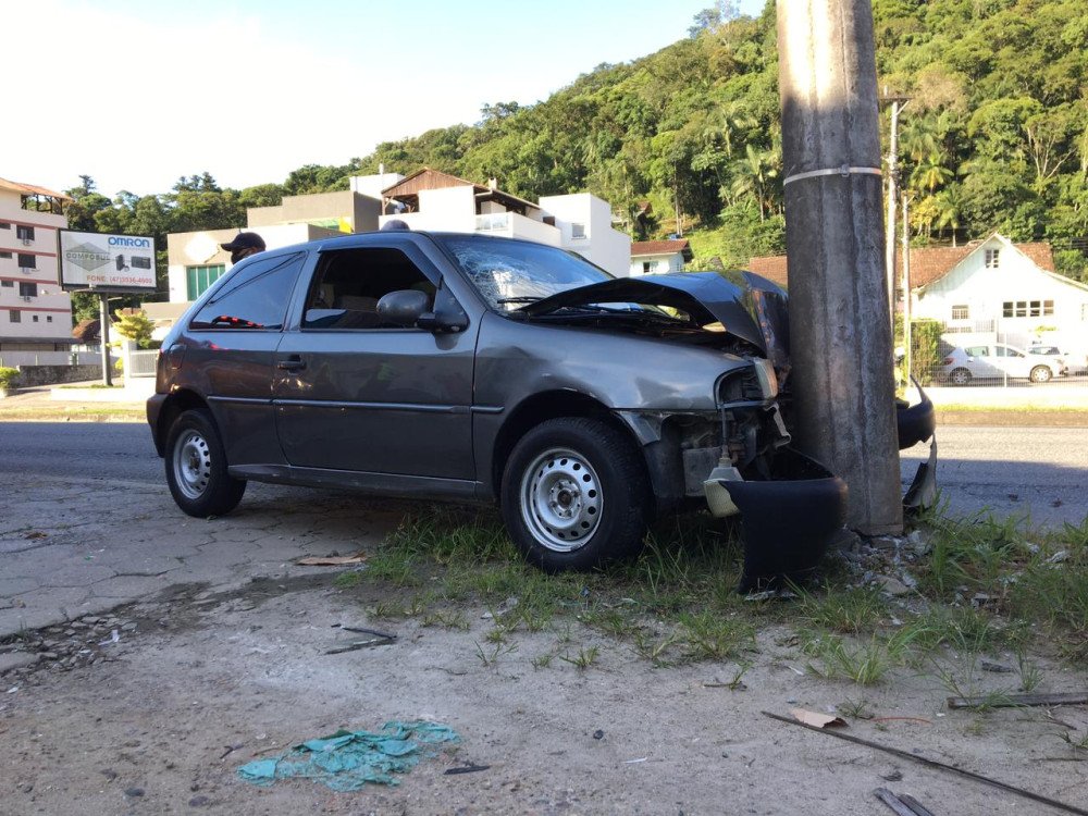 Carro bate em poste, motorista foge e deixa uma pessoa ferida em Blumenau