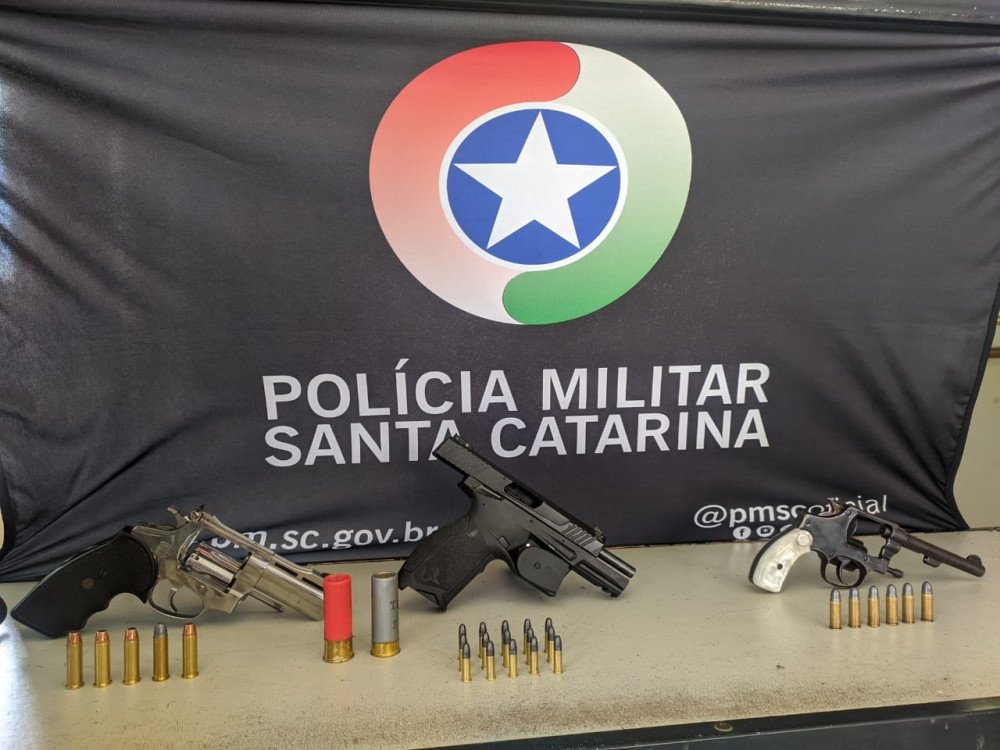 PM encontra três armas dentro de carro às margens da BR-470 em Blumenau