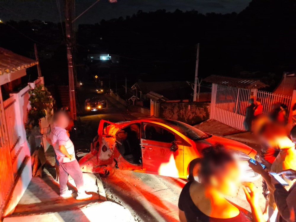 Carro bate e danifica poste de energia elétrica no bairro Tribess