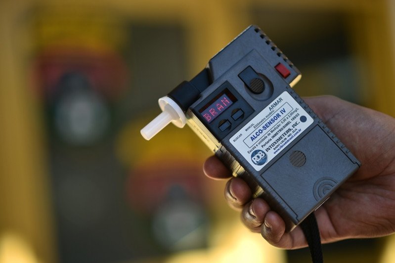 Motorista bêbado é preso após bater em carro estacionado e em muro em Indaial