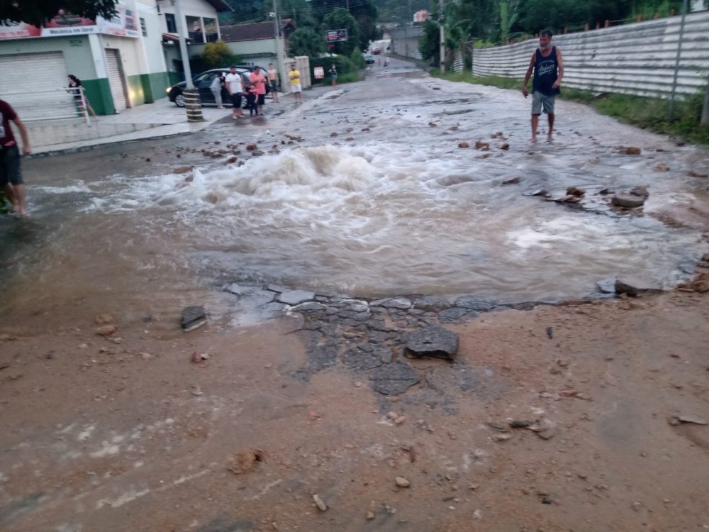 Vídeo: rompimento de adutora alaga rua e causa prejuízos em Blumenau