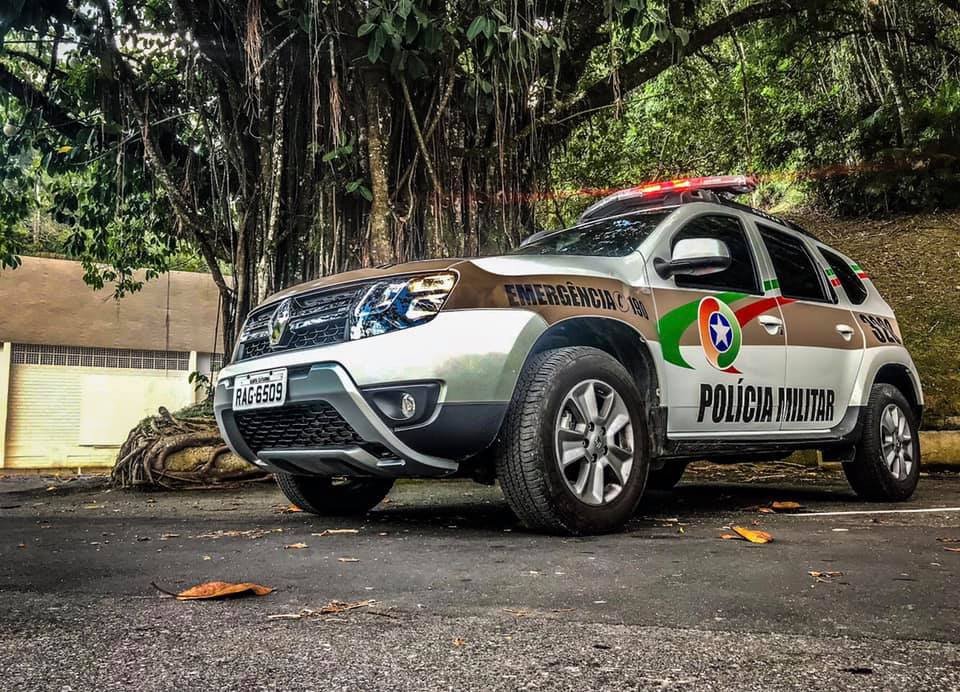 Criança de 3 anos é encontrada trancada sozinha dentro de carro em Ascurra
