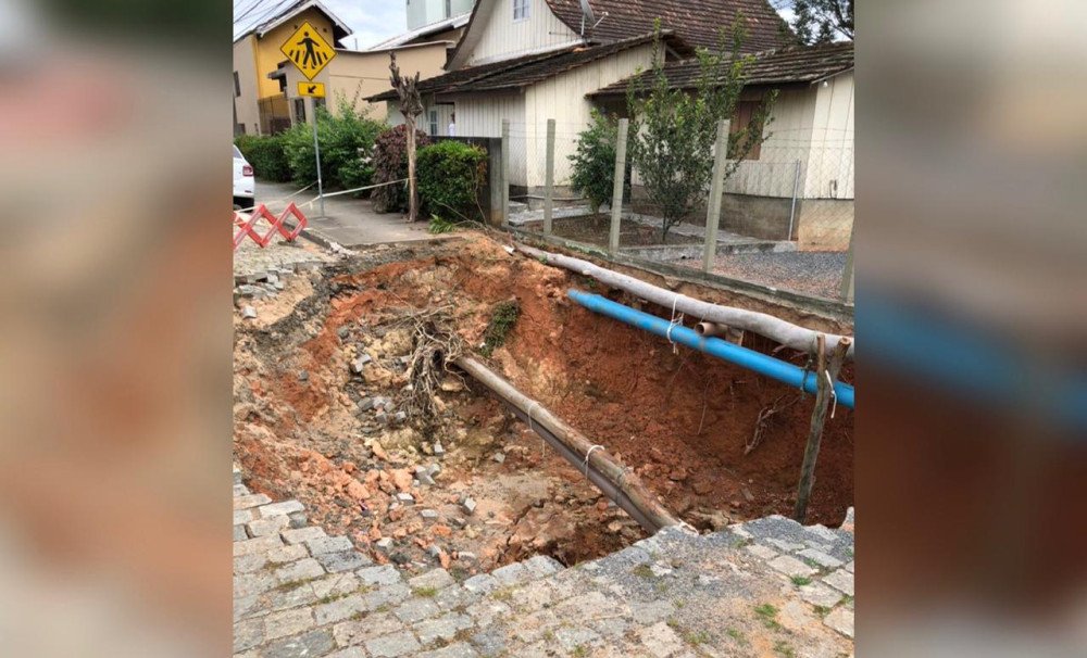 Buraco aberto no bairro Itoupava Norte segue sem previsão de ser fechado