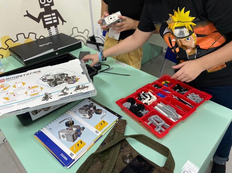 Estudantes iniciam aulas de robótica no contraturno escolar em Indaial