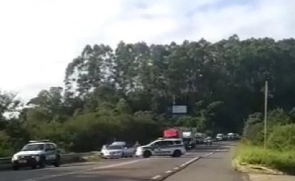 Vídeo: motorista é detido com mais de R$ 40 mil em vinhos contrabandeados na BR-470