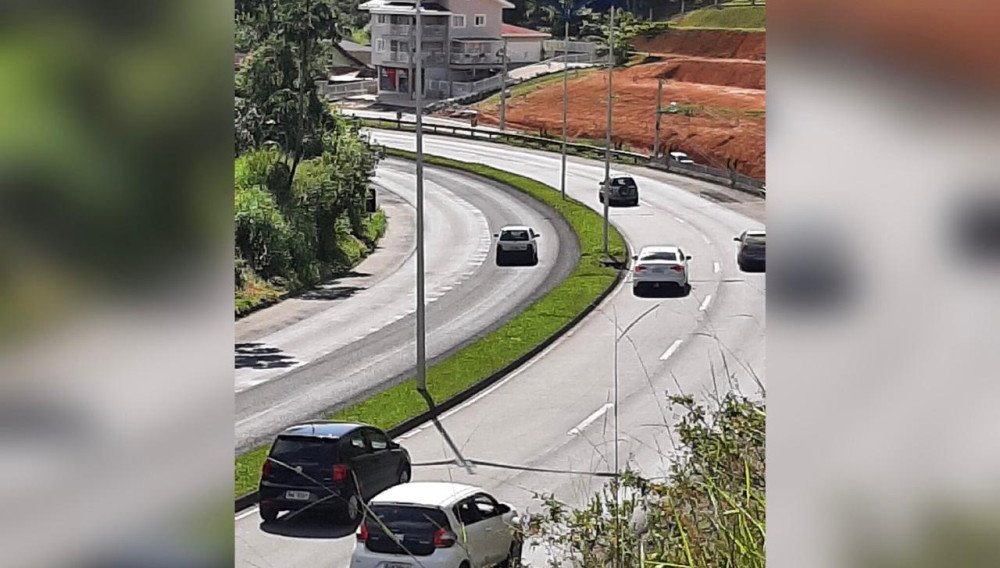 Vídeo: carro trafega pela contramão na Via Expressa em Blumenau