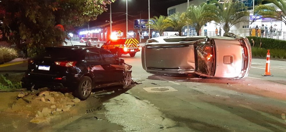 Capotamento envolve dois carros e complica o trânsito no Centro de Blumenau