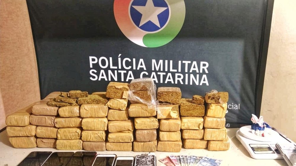 Seis pessoas são presas com quase 18 quilos de maconha em Blumenau
