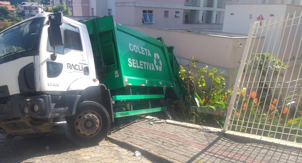 Caminhão da coleta de lixo cai e atinge parte de residencial na Água Verde
