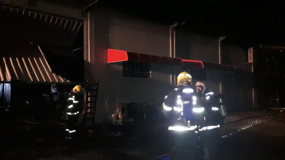 Bombeiros combatem incêndio em galpão durante a madrugada em Gaspar