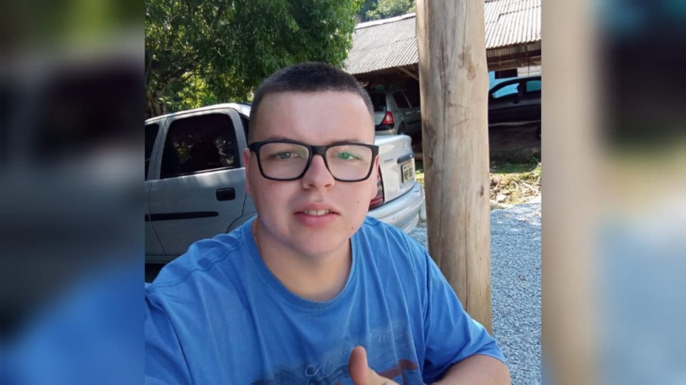 Morador de Blumenau morre ao ser atingido por árvore em Rodeio