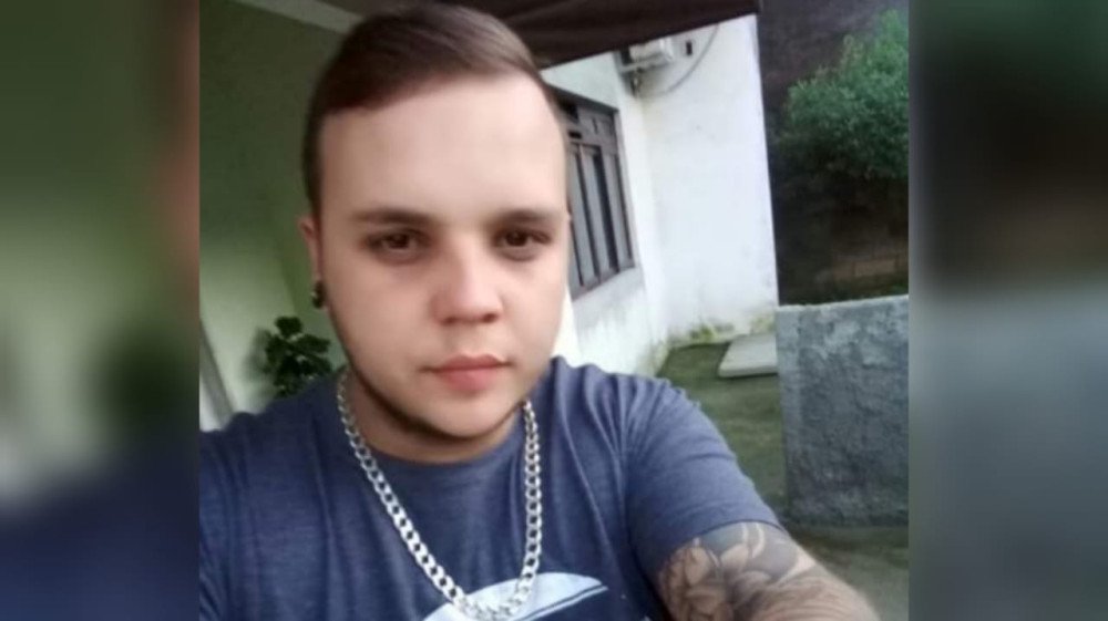 Identificado jovem que morreu após bater motocicleta em ponto de ônibus em Blumenau