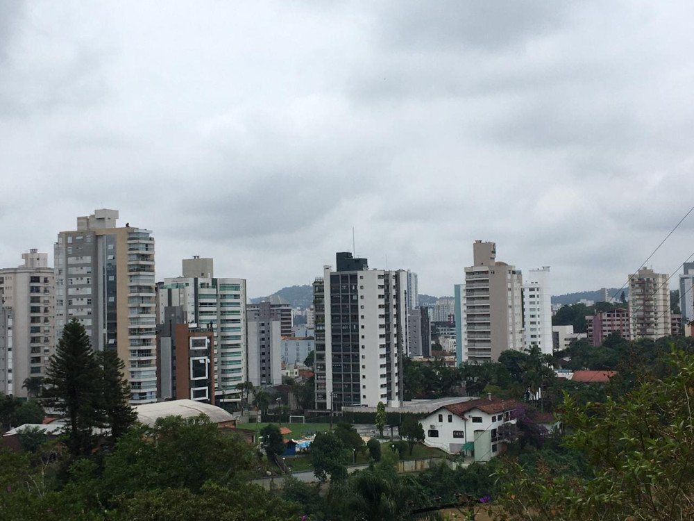 Maio começa com tempo fechado e temperatura amena em Blumenau