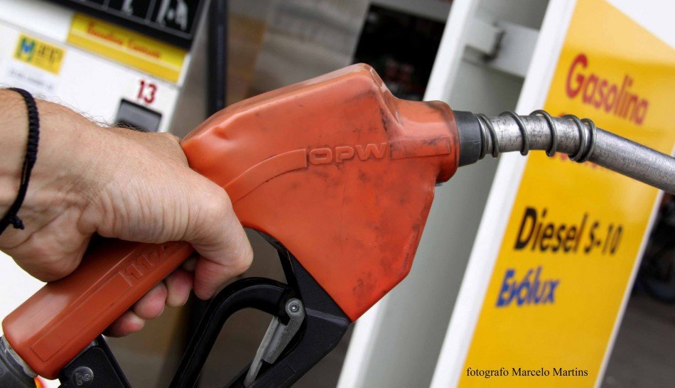 Governo federal volta a cobrar PIS/Cofins do diesel e preço na bomba deve subir