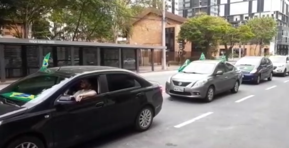 Manifestações pró e contra Bolsonaro marcam o dia do trabalho em Blumenau