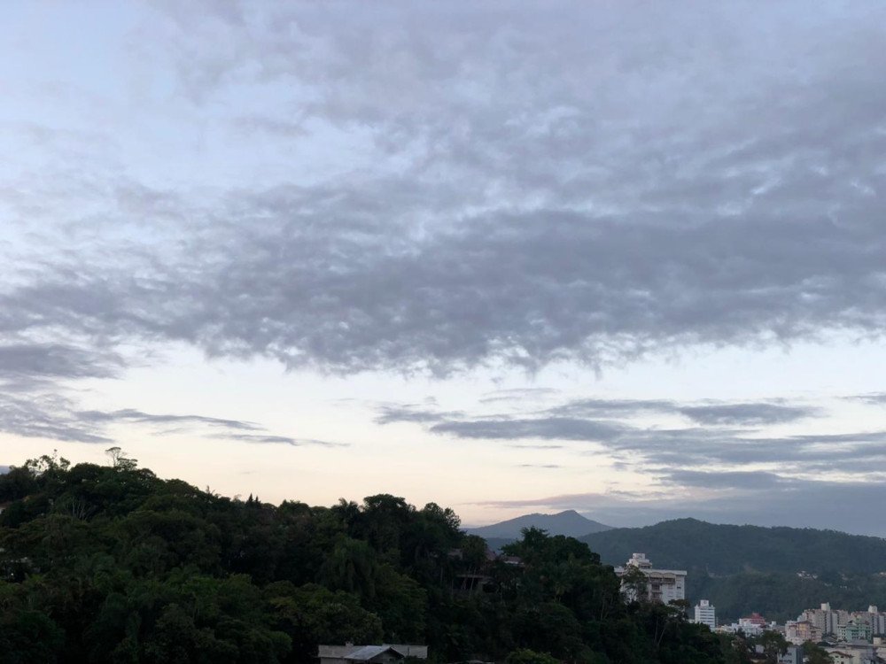 Segunda-feira de sol entre nuvens e temperatura amena em Blumenau