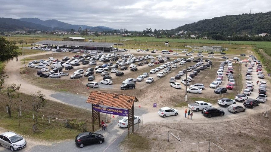 Covid-19: idosos com 68 anos recebem segunda dose da vacina em Gaspar