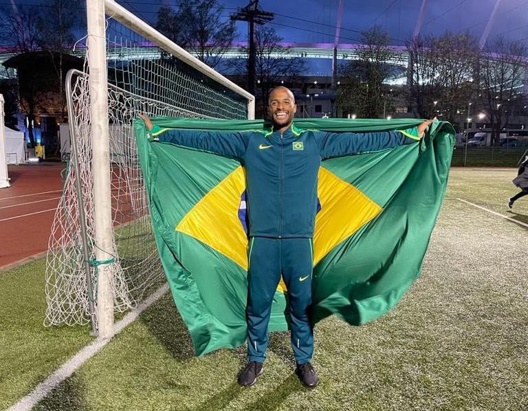 Atleta de Blumenau conquista medalha de prata no mundial de revezamento