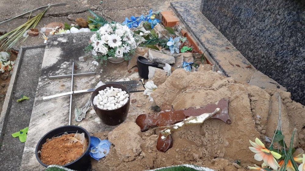 Vídeo: túmulo é violado para retirada de crânio de homem enterrado no Vale