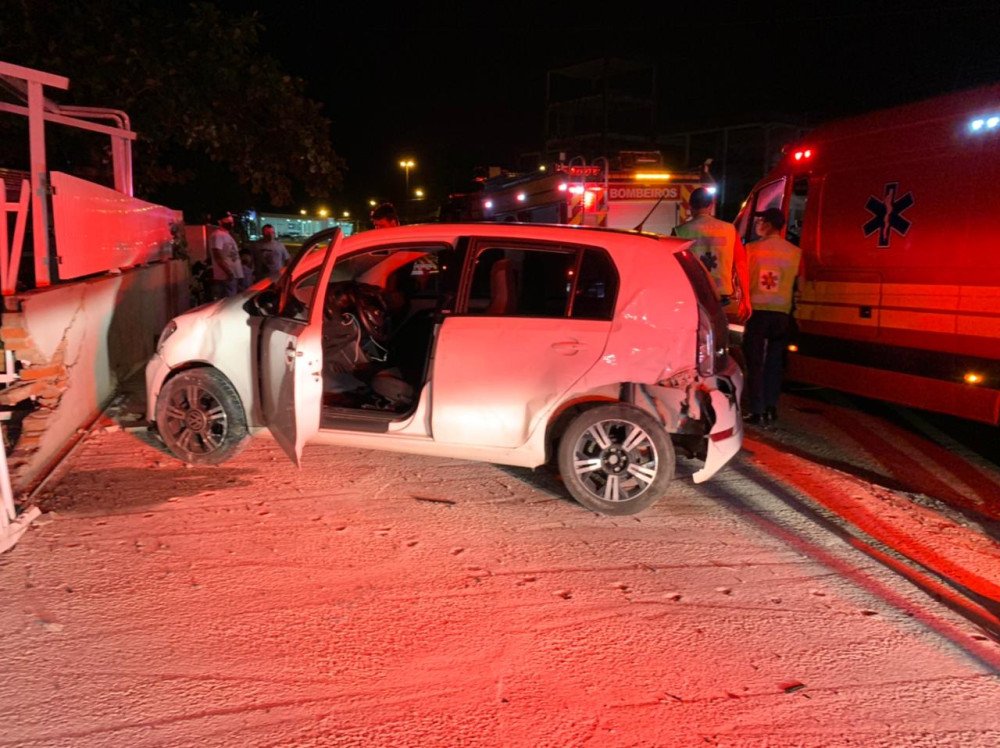 Vídeo: Motorista perde controle, capota e bate em carro parado e em cerca no Vorstadt