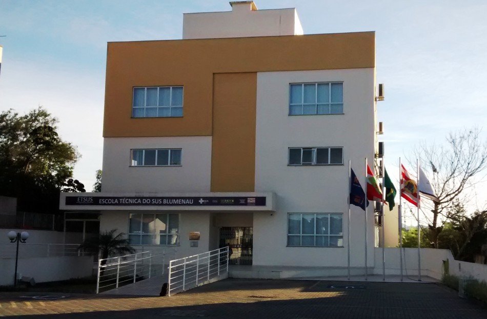 Ladrão arromba porta e furta notebook de escola técnica do SUS em Blumenau