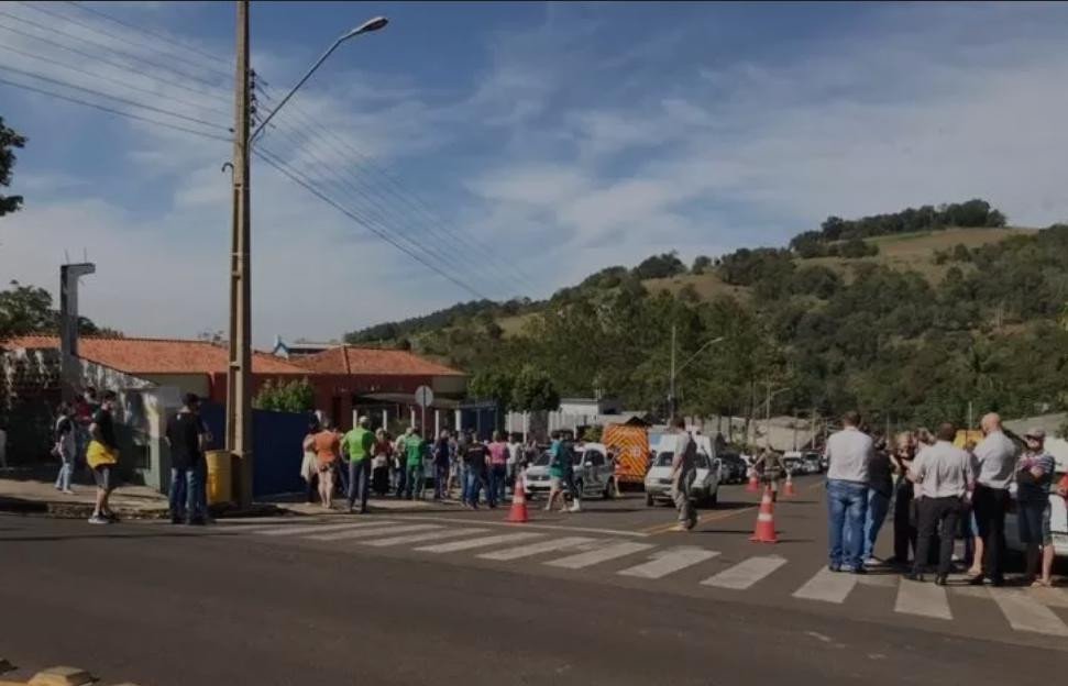 Jovem com facão invade creche e mata ao menos três pessoas em SC