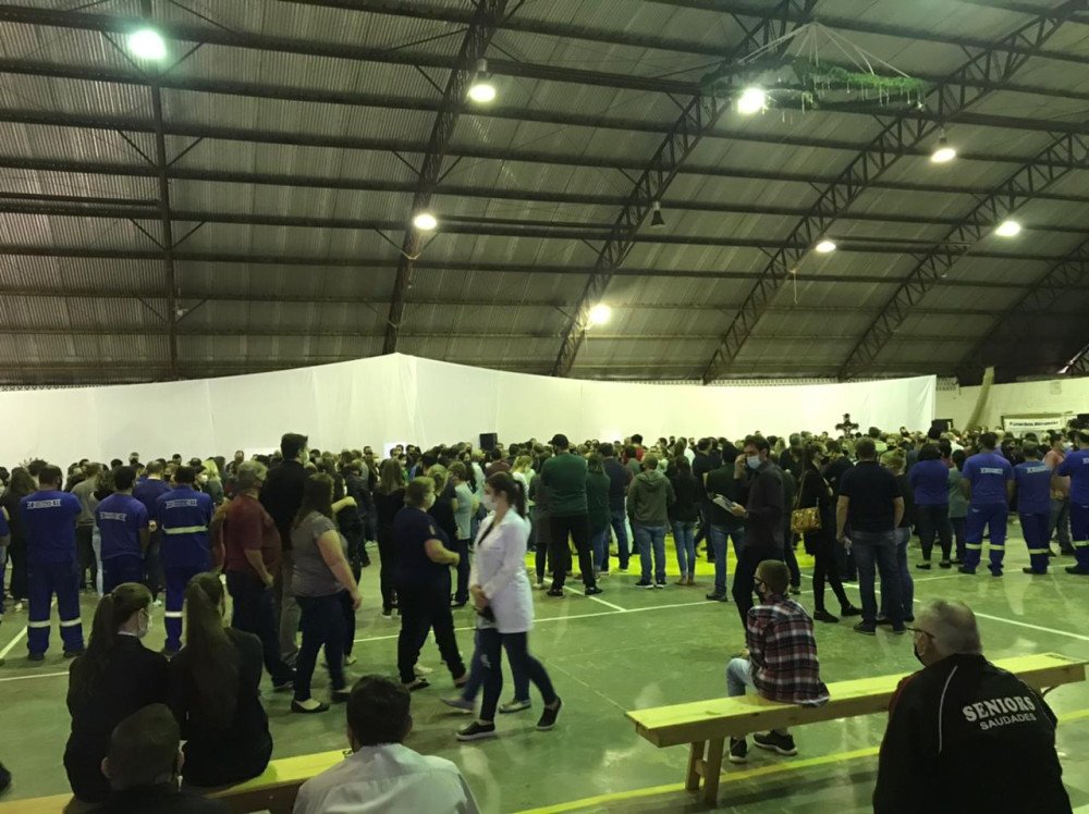 Velório coletivo reúne familiares e amigos das vítimas de ataque em Saudades