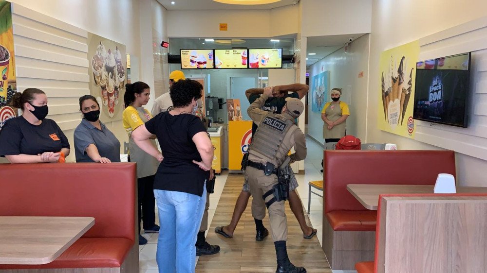 Vídeo: prisão de suspeito chama atenção de pedestres na Rua XV de Novembro