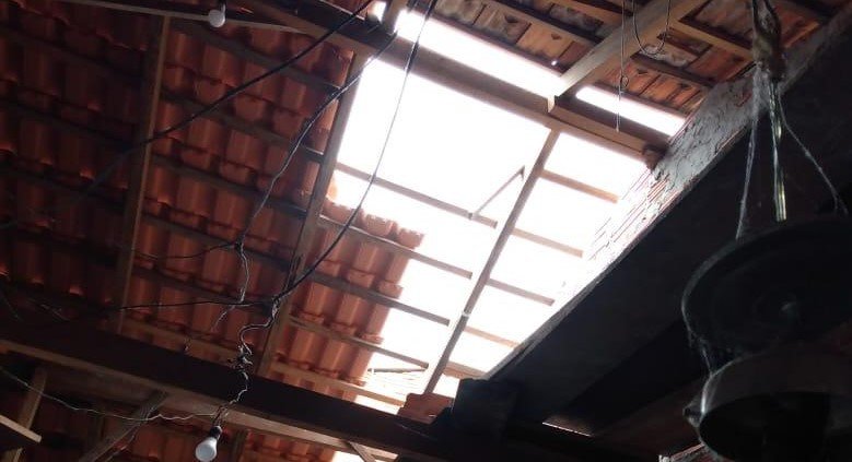 Homem fica ferido após cair do telhado de casa na Rua Bahia em Blumenau