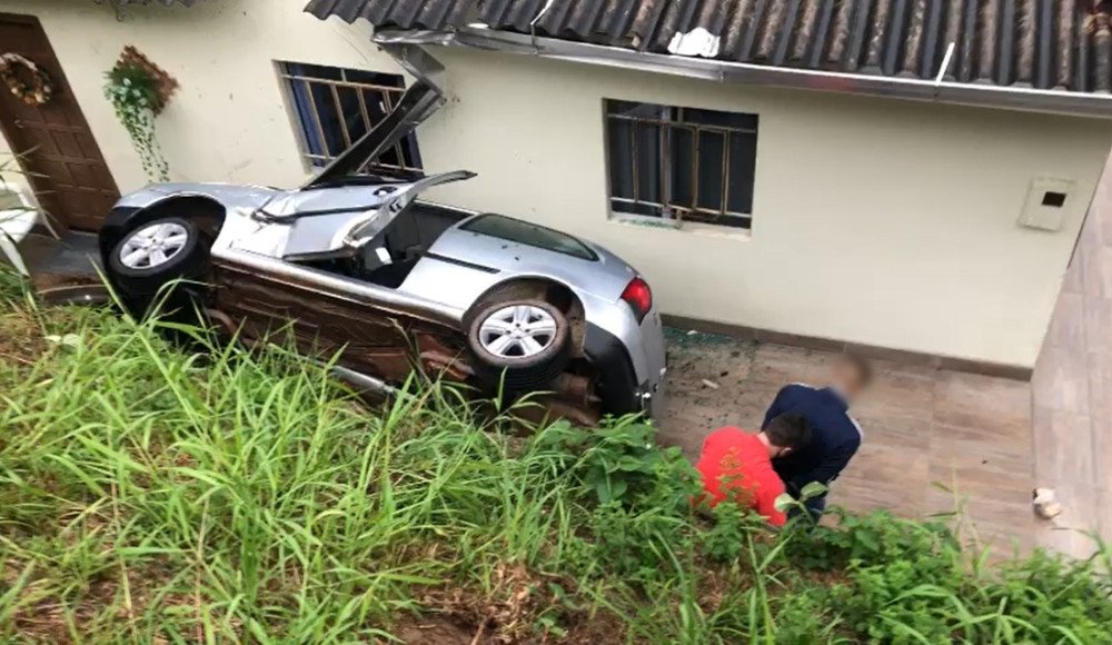 Carro cai sobre casa após perseguição policial e quase atinge pessoa idosa em Blumenau