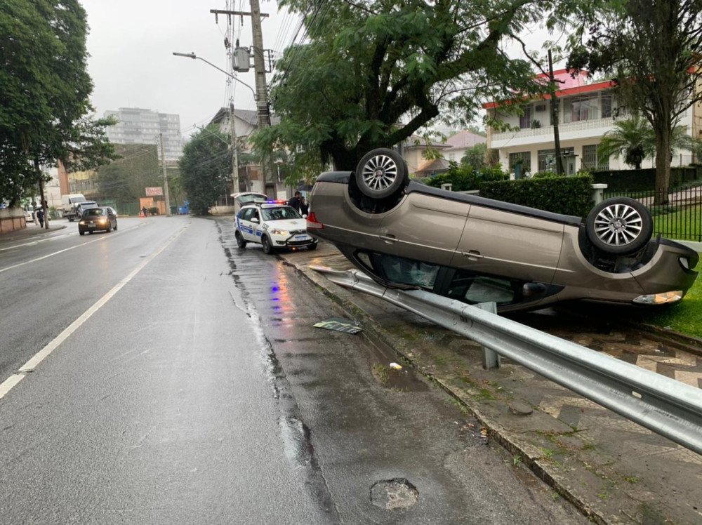 Motorista perde o controle da direção e capota carro no Centro de Blumenau