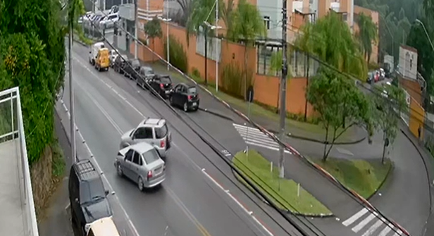 Vídeo: dois carros se envolvem em acidente na Rua Amazonas, no Garcia