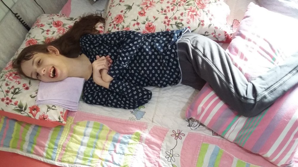 Bazar para ajudar menina com paralisia cerebral ocorre neste domingo