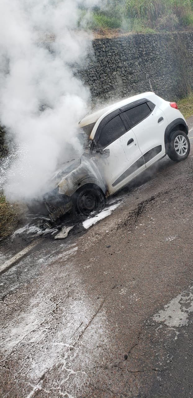Carro pega fogo e assusta o trânsito na BR-470 em Blumenau
