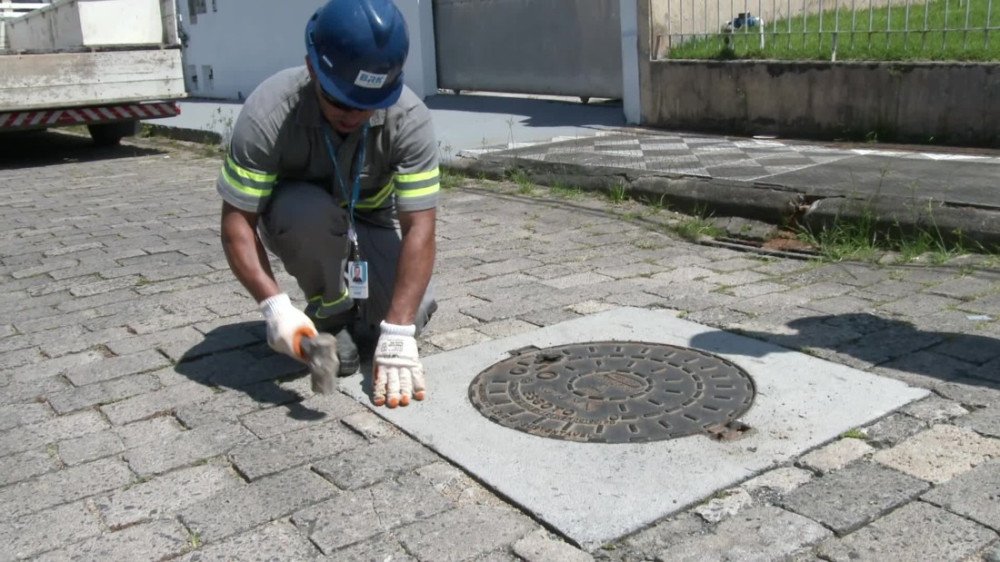 Obras na rede de esgoto pedem atenção ao trânsito em cinco pontos de Blumenau nesta semana