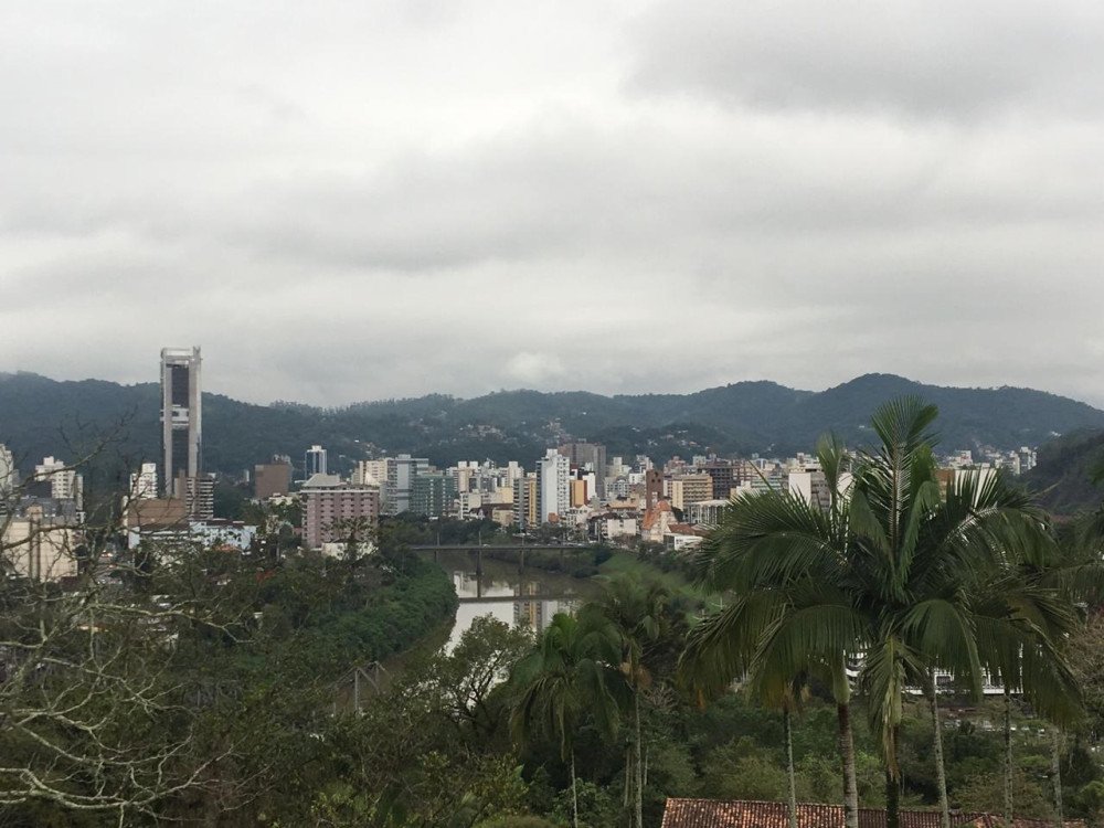 Terça-feira de sol entre nuvens e com chance de trovoadas em Blumenau