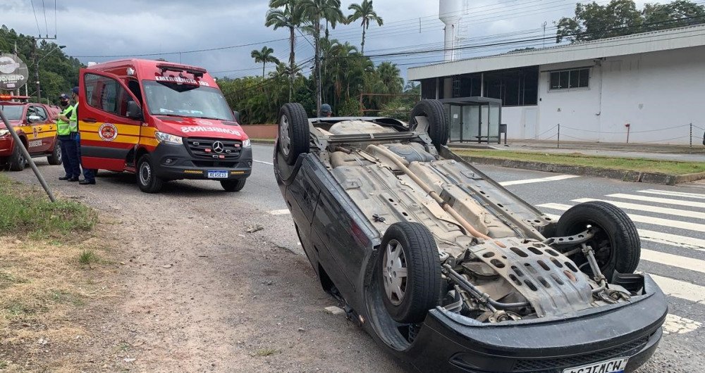 Carro capota após acidente entre dois carros na Rua das Missões em Blumenau