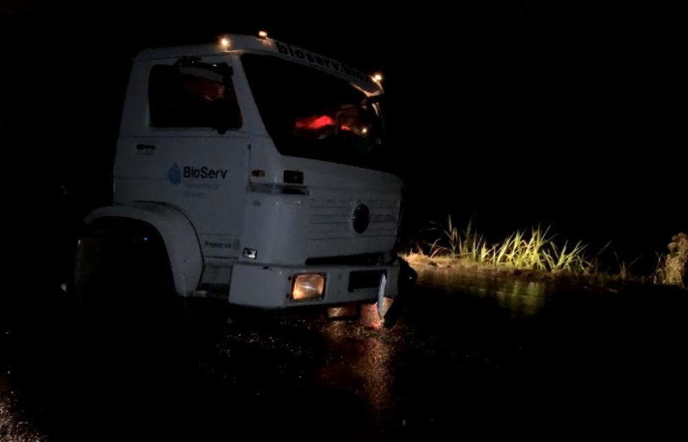 Carro bate em caminhão e cai em ribanceira na BR-470 em Blumenau