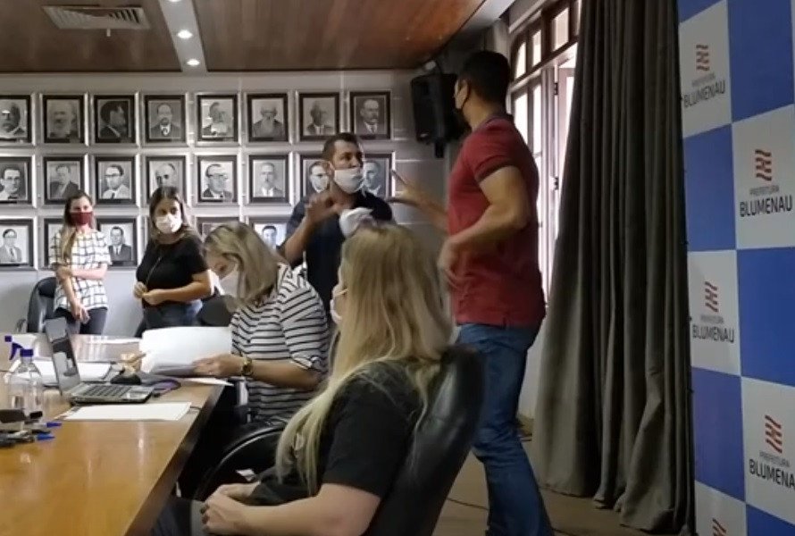 Empresário que ofendeu servidor público durante pregão da Prefeitura de Blumenau é condenado